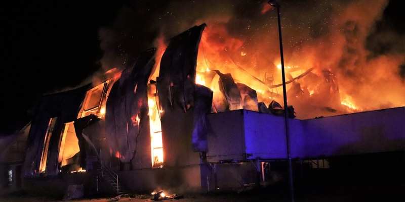 POL-HX: Industriehalle in Bad Driburg in Vollbrand - Foto: presseportal.de