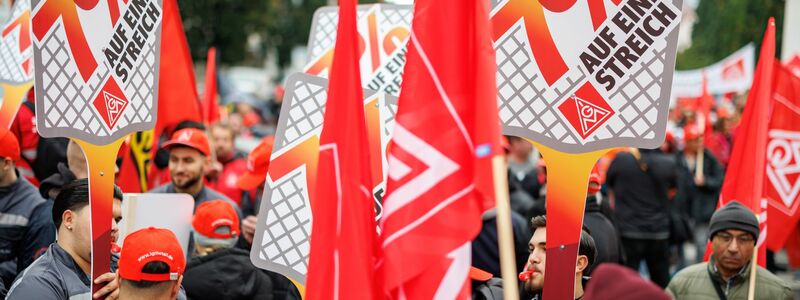 Warnstreiks beginnen: Metaller fordern 7 Prozent mehr Lohn. (Archivbild) - Foto: Daniel Karmann/dpa