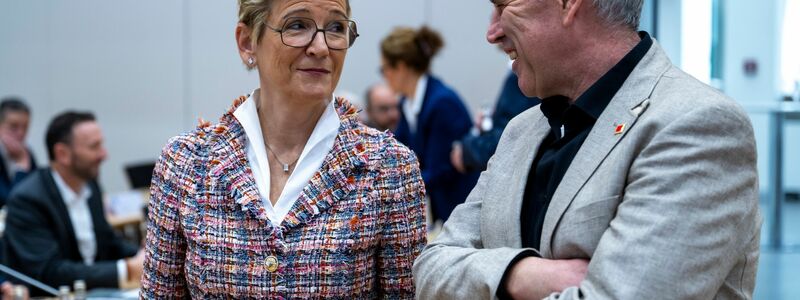 Freundliche Stimmung: Die Verhandlungsführer der bayerischen Metall-Arbeitgeber, Angelique Renkhoff-Mücke, und der IG Metall Bayern, Horst Ott - Foto: Lennart Preiss/dpa