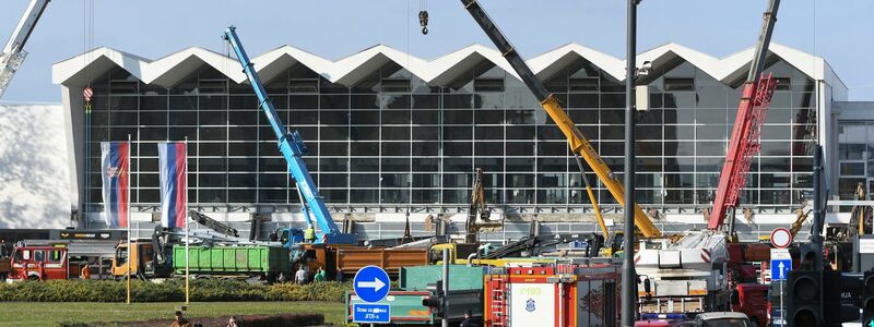 Rettungsmannschaften suchen unter dem eingestürzten Bahnhofsvordach in Novi Sad nach Überlebenden.  - Foto: Uncredited/AP