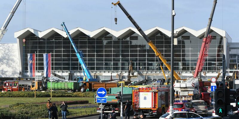 Rettungsmannschaften suchen unter dem eingestürzten Bahnhofsvordach in Novi Sad nach Überlebenden (Foto aktuell). - Foto: Uncredited/AP