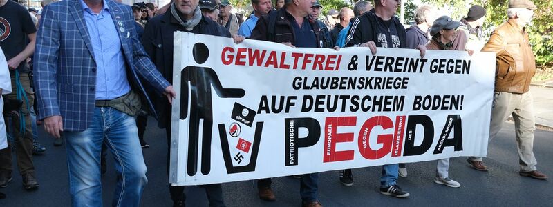 2014 wurde in Dresden das rassistische Bündnis «Patriotische Europäer gegen die Islamisierung des Abendlandes» (Pegida) gegründet. Vor einigen Tagen fand die voraussichtlich letzte Kundgebung der Vereinigung statt. (Archivfoto) - Foto: Sebastian Willnow/dpa