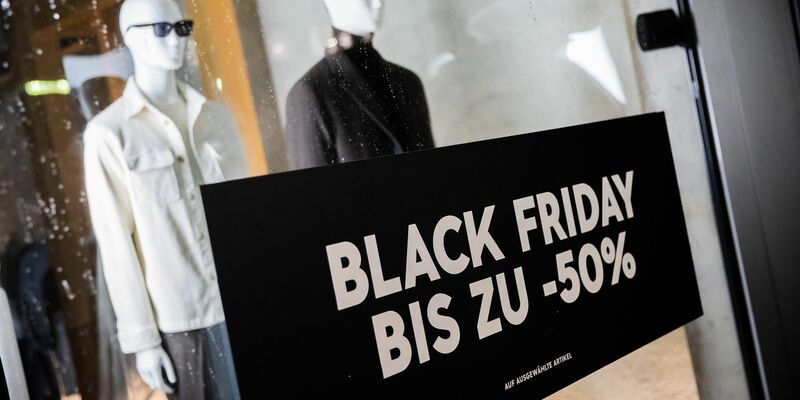 Mehr als 80 Prozent der Menschen in Deutschland wollen die Rabattaktionen rund um den Black Friday nutzen und auf Schnäppchenjagd gehen. - Foto: Christoph Soeder/dpa
