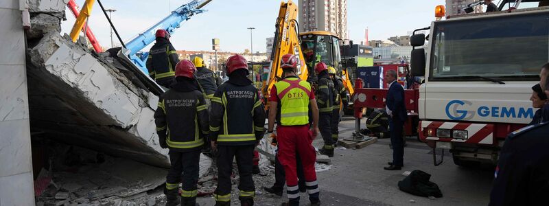 Beim Einsturz des Bahnhofsvordachs in Novi Sad sind 14 Menschen ums Leben gekommen. - Foto: -/Interior Ministry of Serbia/AP/dpa