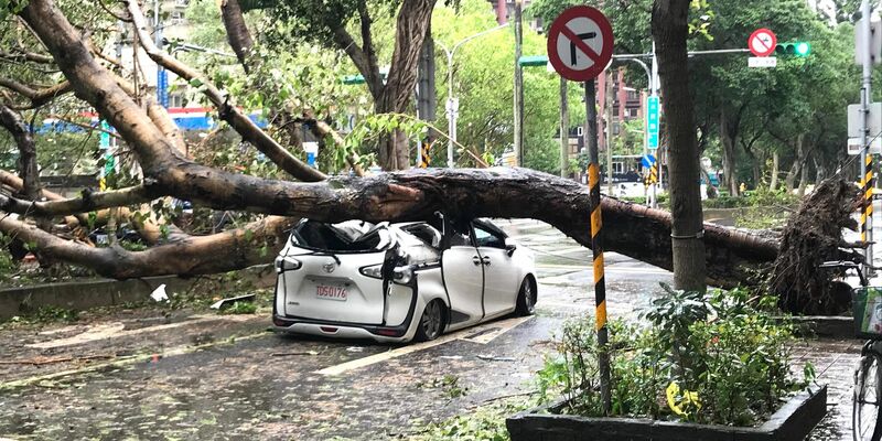 In Taiwan hat der Taifun «Kong-rey» für Verwüstung gesorgt. - Foto: Yu-Tzu Chiu/dpa