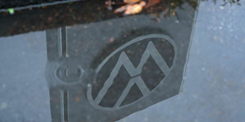 Im Zuge der Sparmaßnahmen will das VW-Management auch Jubiläumsgratifikationen für Beschäftigte streichen. (Archivfoto) - Foto: Uwe Zucchi/dpa