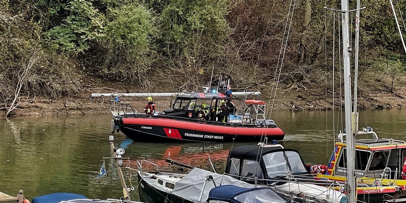 FW-NE: Segelboot festgefahren | Feuerwehr schleppt Havaristen in den Sporthafen - Foto: presseportal.de