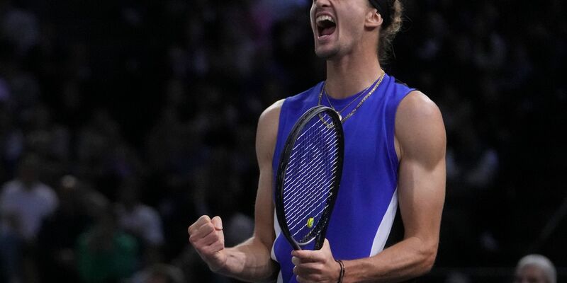 Alexander Zverev jubelt über den Finaleinzug in Paris. - Foto: Thibault Camus/AP/dpa