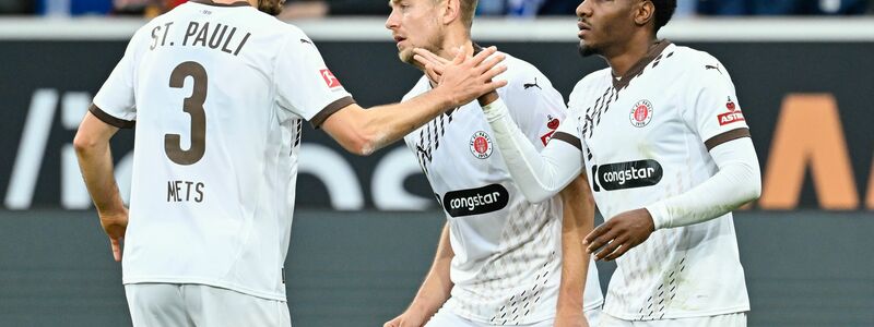 Spieler des FC St. Pauli freuen sich über den Führungstreffer in Hoffenheim. - Foto: Uwe Anspach/dpa