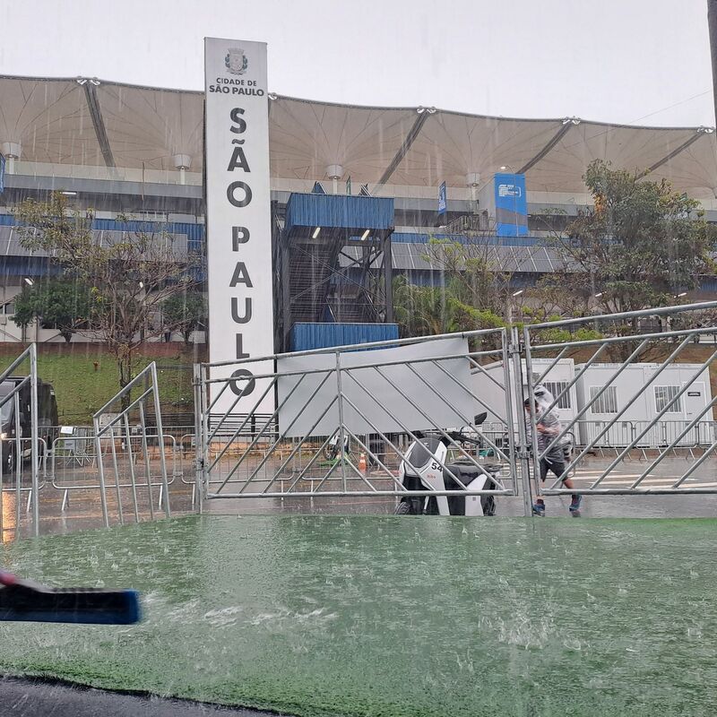 Kein Fahren möglich bei diesem Unwetter. - Foto: Jens Marx/dpa