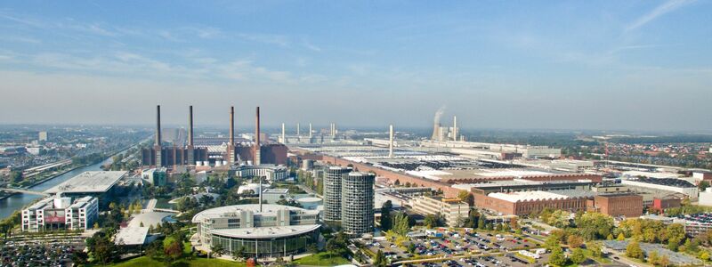 Das VW-Stammwerk in Wolfsburg gilt als größte Autofabrik der Welt. (Archivbild) - Foto: picture alliance / Julian Stratenschulte/dpa