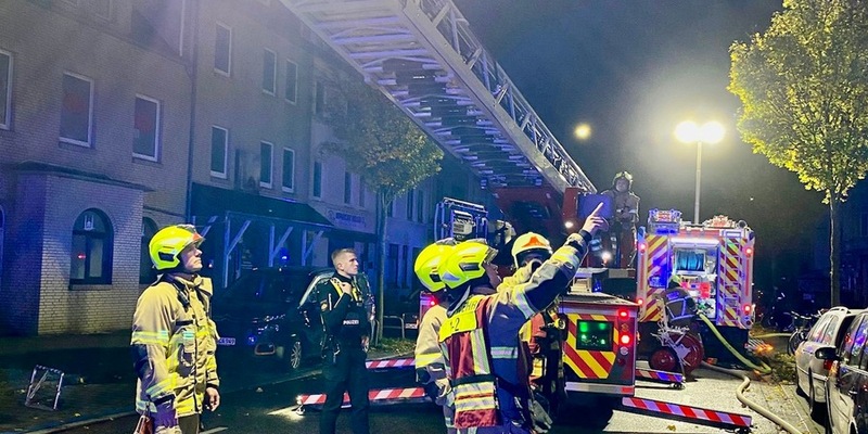 FW-HB: Zwei LKW gehen in Flammen auf - Großeinsatz für die Feuerwehr Bremen - Foto: presseportal.de