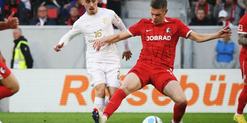 Nadiem Amiri ist vor der SC-Defensive am Ball. - Foto: Philipp von Ditfurth/dpa