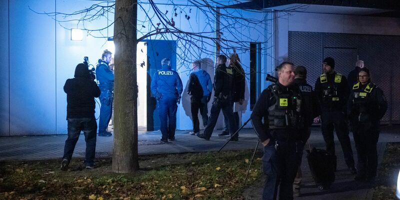 Die Spurensicherung ist vor Ort. - Foto: Christophe Gateau/dpa