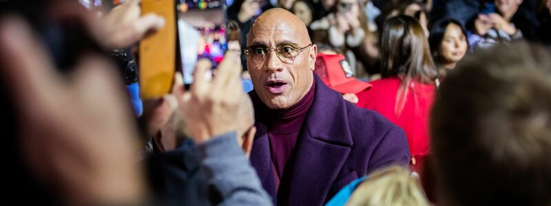 Dwayne Johnson ließ sich von Fans fotografieren.  - Foto: Christoph Soeder/dpa