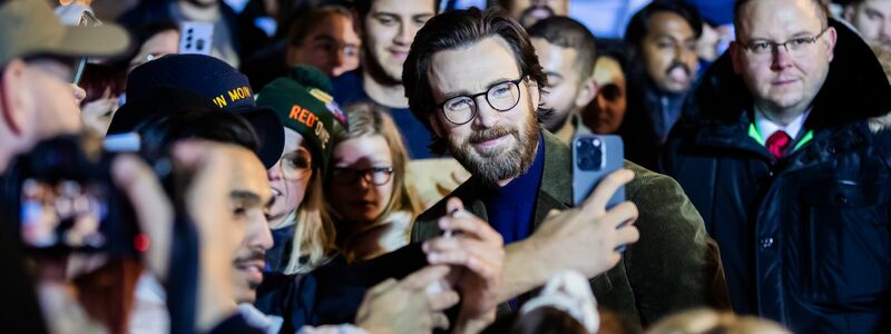 Weltpremiere des Films «Red One – Alarmstufe Weihnachten» in Berlin: Selfies mit Chris Evans.  - Foto: Christoph Soeder/dpa