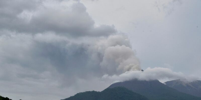 Der Lewotobi Laki-Laki ist schon seit Monaten wieder aktiv. (Archivbild) - Foto: Andre Kriting/AP