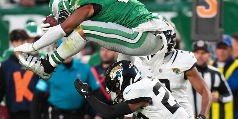 Rückwärts wie über eine Hürde? Saquon Barkley sorgte mit diesem Satz für die Szene des Tages in der NFL. - Foto: Chris Szagola/AP/dpa