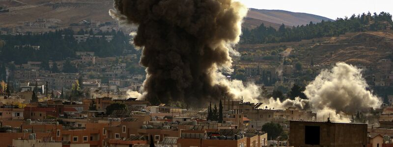 Im Libanon sind offiziellen Angaben zufolge bei israelischen Luftangriffen erneut Krankenhäuser beschädigt worden. - Foto: Stringer/dpa