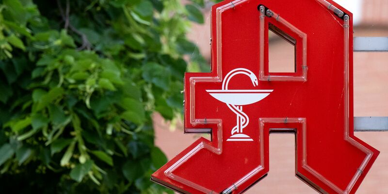 Für viele Menschen wird der Weg zur Apotheke länger. (Archivbild) - Foto: Sven Hoppe/dpa