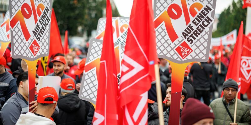 Die IG Metall setzt ihre Warnstreiks zu Beginn der neuen Woche in mehreren Bundesländern fort. (Archivbild) - Foto: Daniel Karmann/dpa