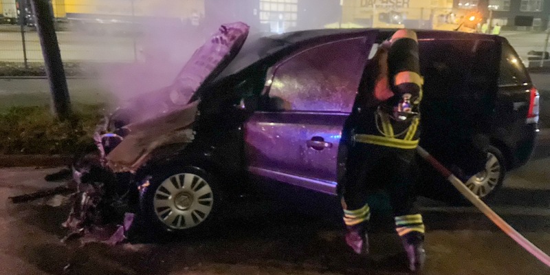 FW-DO: PKW brennt auf der Huckarder Straße - Foto: presseportal.de