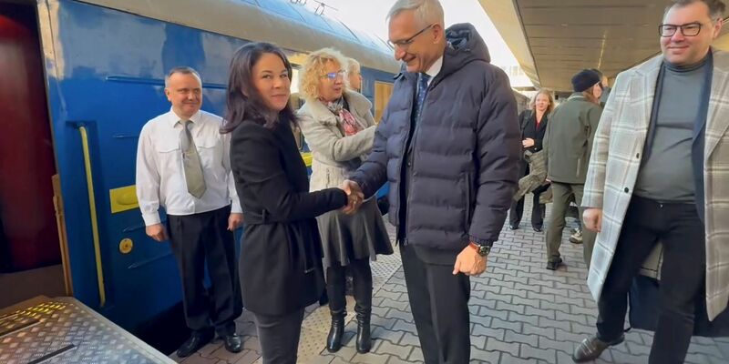 Außenministerin Annalena Baerbock (Grüne) trifft zu einem Solidaritätsbesuch in Kiew ein. - Foto: Jörg Blank/dpa