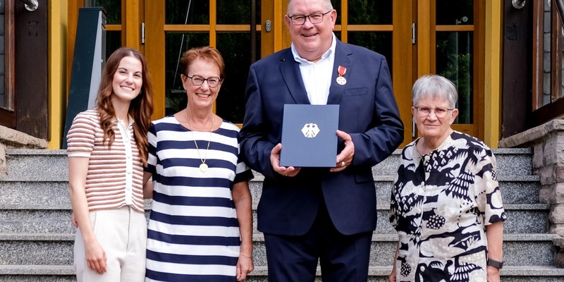 Eine Schule, ein Leben: Bernd Schako zeigt, dass Ehrenamt sich lohnt und erhält das Bundesverdienstkreuz für seine Verdienste am Pädagogium Bad Sachsa - Foto: presseportal.de