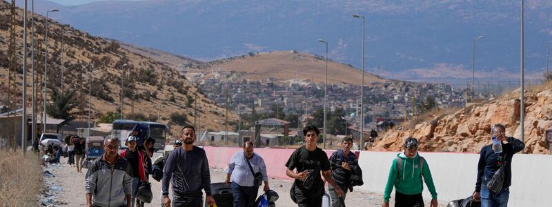 Menschen flüchten vor den Kämpfen im Libanon. (Archiv) - Foto: Hassan Ammar/AP/dpa