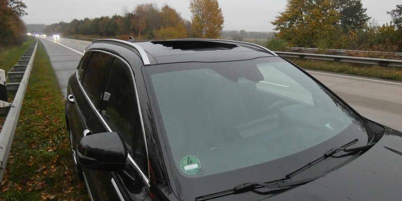 POL-CUX: Glasdach eines Pkw auf der BAB27 zerstört - Zeugen gesucht (Lichtbild in der Anlage) - Foto: presseportal.de