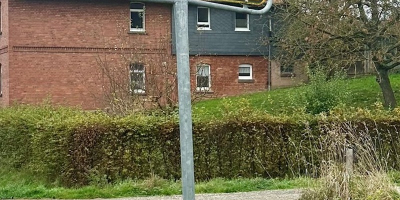 POL-GÖ: (420/2024) Abgesägt und mitgenommen - Unbekannte stehlen Ortstafel von Reiffenhausen - Foto: presseportal.de