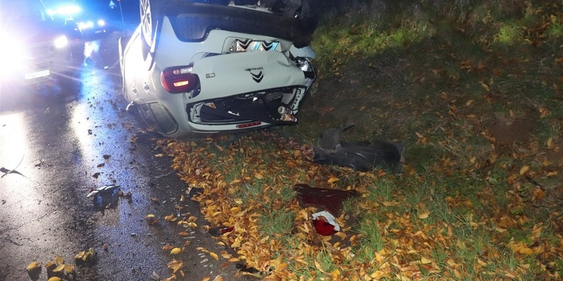 POL-HX: Geparktes Auto landet auf dem Dach / Nachtrag zu: Verkehrsunfall mit leicht Verletztem - Foto: presseportal.de