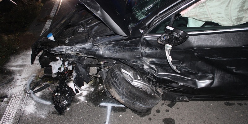 POL-DN: 21-Jährige bei Unfall schwerverletzt - Mitfahrer flüchten - Foto: presseportal.de