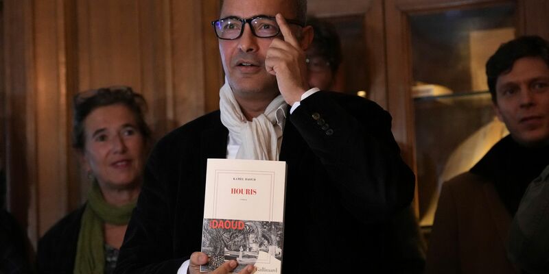 Kamel Daoud steht Reportern Rede und Antwort, nachdem er den Prix Goncourt erhalten hat. - Foto: Aurelien Morissard/AP/dpa