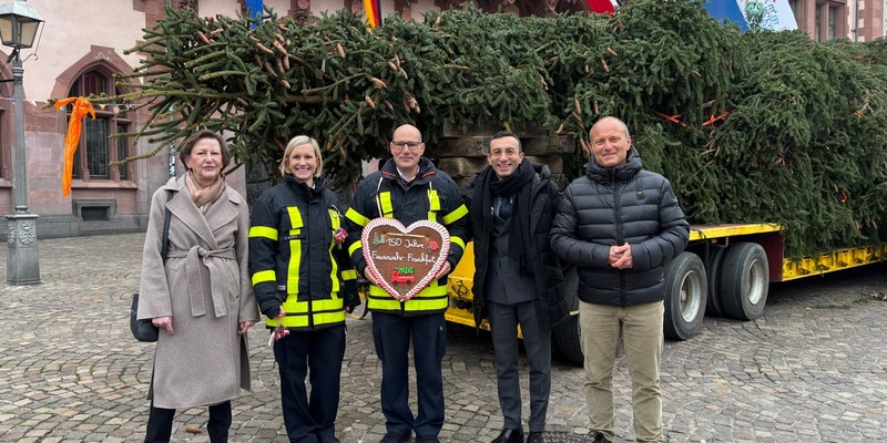FW-F: Feuerwehr-Weihnachtsbaum Florian auf dem Römerberg - Foto: presseportal.de