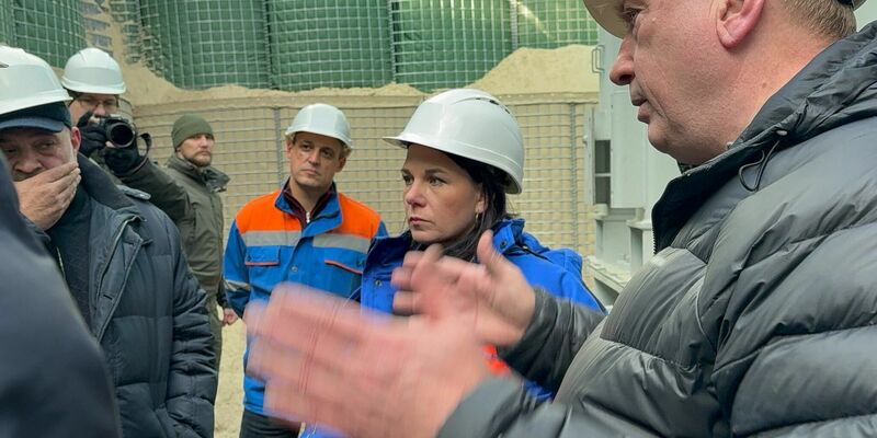 Außenministerin Baerbock ist zum achten Mal in der Ukraine seit Beginn des russischen Angriffskriegs. - Foto: Jörg Blank/dpa