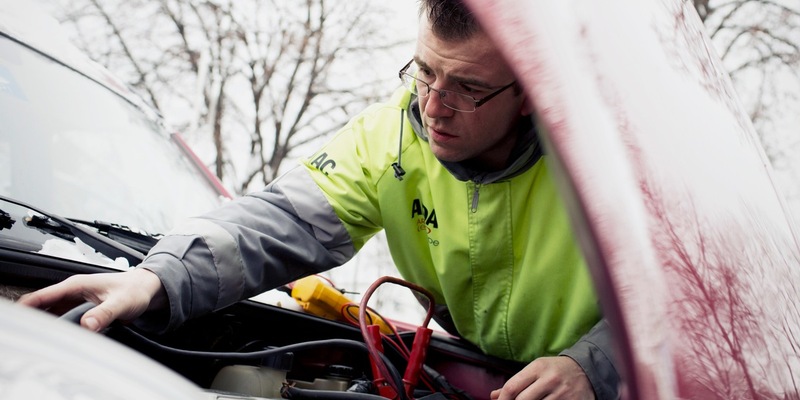 Volle Batterien können Pannen vermeiden / Regelmäßige Batteriepflege ist entscheidend / Worauf es bei Batterieladegeräten ankommt - Foto: presseportal.de