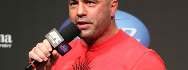 Joe Rogan hat Millionen Fans in den US. (Archivbild) - Foto: Gregory Payan/AP/dpa