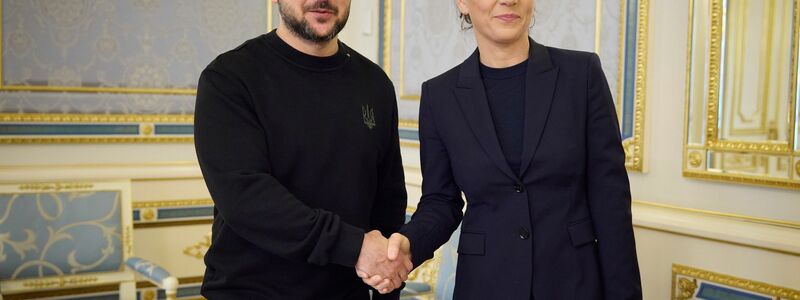 Der ukrainische Präsident Wolodymyr Selenskyj und Bundesaußenministerin Annalena Baerbock (Grüne) haben sich schon mehrfach getroffen in Kiew, um über deutsche Hilfen im Kampf gegen Russlands Angriffskrieg zu sprechen. (Archivbild) - Foto: Ukrainian Presidential Press Office/dpa