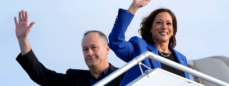 Oft neben der demokratischen US-Präsidentschaftskandidatin Kamala Harris: Ihr Ehemann Doug Emhoff, der seit 2021 der erste Second Gentleman des Landes ist. (Archivbild) - Foto: Julia Nikhinson/AP/dpa