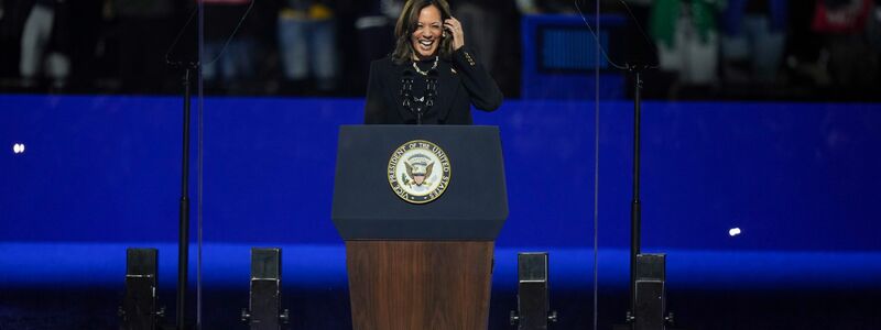 «Heute Abend beenden wir es so, wie wir es begonnen haben, mit Optimismus, mit Energie und mit Freude», sagt Harris.   - Foto: Matt Slocum/AP/dpa