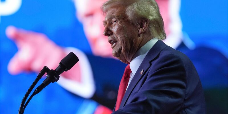 Trump fordert seine Wähler auf: Bleibt in der Schlange! (Archivbild) - Foto: Evan Vucci/AP/dpa