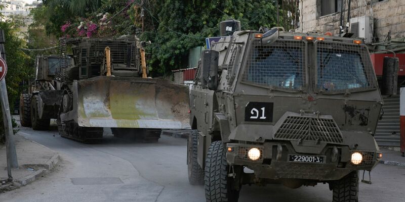 Konvoi israelischer Bulldozer fährt während einer Razzia der Armee im Westjordanland durch die Straßen (Archivbild) - Foto: Majdi Mohammed/AP/dpa