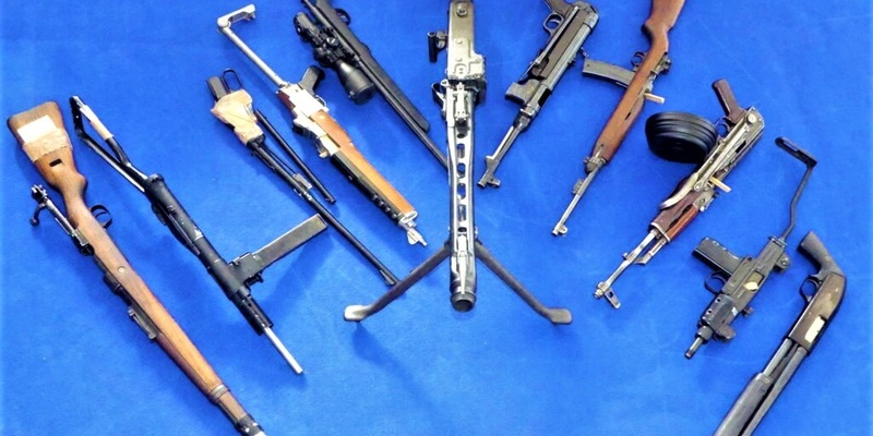 ZOLL-M: Rentner hortet Schuss-, Kriegs-, Hieb- bzw. Stichwaffen sowie Munition und kiloweise Schwarzpulver. - Foto: presseportal.de