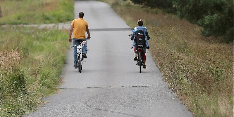 Mann und Frau auf Fahrrad (Archiv) - Foto: über dts Nachrichtenagentur