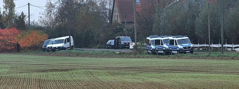 Razzia gegen mutmaßliche Rechtsterroristen am Rande von Grimma.  - Foto: Tobias Junghannß/dpa