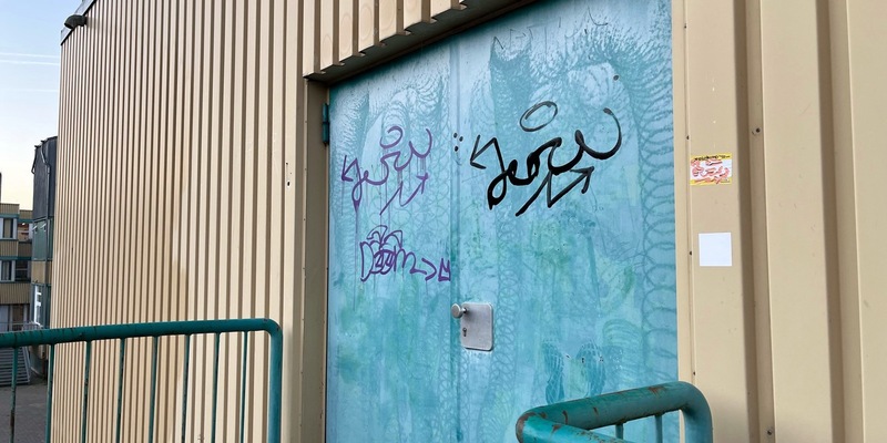 POL-RBK: Overath - Unbekannte beschmieren Schulgelände mit Graffiti - Foto: presseportal.de