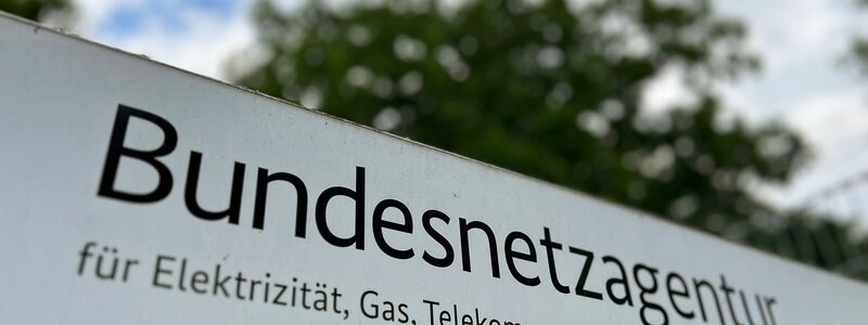 Ein Schild mit der Aufschrift «Bundesnetzagentur» steht vor dem Eingang des Dienstsitzes der Regulierungsbehörde. - Foto: Wolf von Dewitz/dpa