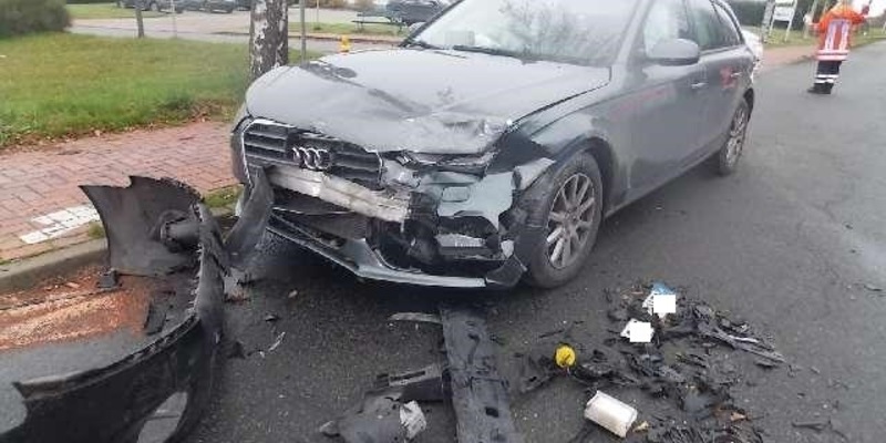 POL-CUX: Verkehrsunfall in Wanna - zwei Personen leicht verletzt (Lichtbild in der Anlage) - Foto: presseportal.de