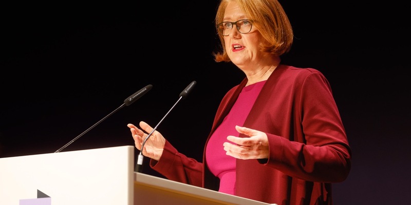 Paus: Bundesstiftung Gleichstellung unterstützt ab 2025 beim Gleichstellungs-Check von Gesetzen / 2. Gleichstellungstag der Bundesstiftung Gleichstellung eröffnet - Foto: presseportal.de